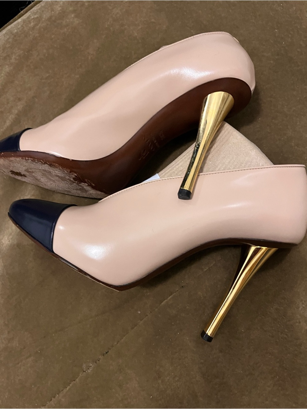 Lanvin Paris Cap Toe V-Neck Leather Heels with Gold Metallic Stiletto size:38.5